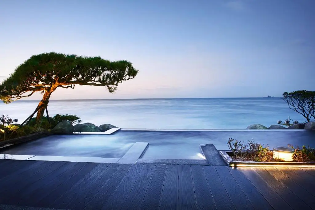 An infinity pool at the Paradise Hotel in Busan, one of our South Korea gay-welcoming hotels.